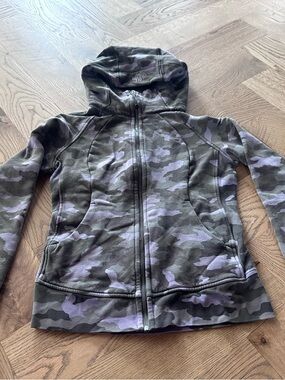 lululemon athletica Women's Camo Full-Zip Hoodie in Olive Green and Lavender